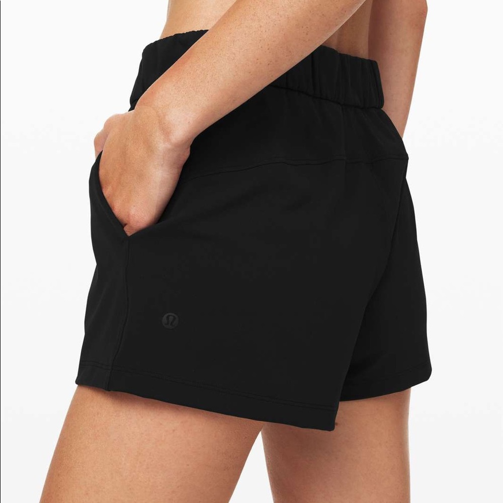 Lululemon On the Fly shorts 2.5”